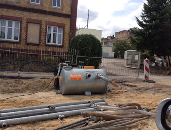 Rohre Foto von Rohren in der Straße ist zu sehen.