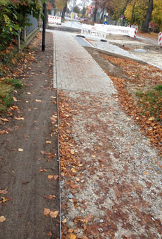 Blick auf neuen Fußweg heute Foto von Fußweg mit Grünstreifen heute.