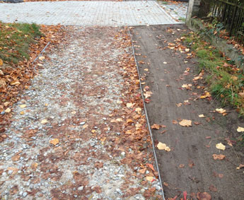 Blick auf neuen Fußweg heute Foto von Fußweg mit Grünstreifen heute.