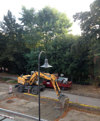 Blick auf Bagger neben Linde 74 heute Foto von einem Bagger, der in Nähe des Baumes - Linde 74 - arbeitet, ist zu sehen.
