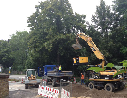 Foto vom Aufladen des Generators durch Fa. TEG auf der anderen Seite mit Platz- heute Mittag.