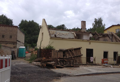 Foto von einem Haus, welches abgerissen wird, ist zu sehen.