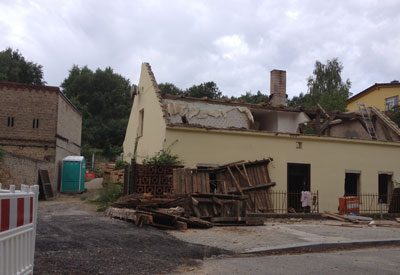Hausnr. 131 Foto von einem Haus, welches abgerissen wird, ist zu sehen.