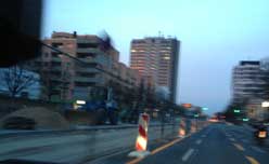 heute Abend in Berlin, Deutsche Oper links Foto von einer Straßenbaustelle in Berlin.