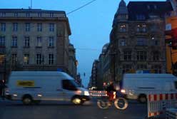 heute Abend - Unter den Linden Foto von einer Kreuzung in Berlin - Unter den Linden