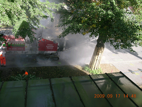 eine große Betonfräse entfernt unter extremer Staubentwicklung den Beton am 17.9.2009 in der Eisenbahnstraße in Werder (Havel)