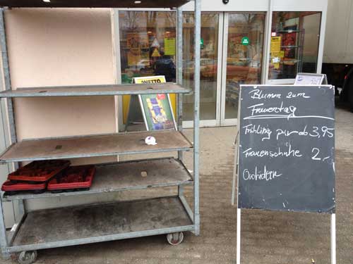 Frauentag heute Foto vor einem Laden mit leerem Regal