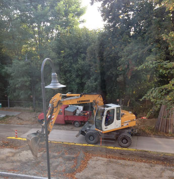 Blick auf Bagger neben Linde 74 heute Foto von einem Bagger, der in Nähe des Baumes - Linde 74 - arbeitet, ist zu sehen.