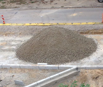 Foto: Blick auf Baustelle vor dem Haus ist zu sehen - Foto.