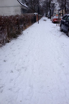 Blick auf Fußweg heute früh Foto von Fußweg mit Schnee in der Eisenbahnstraße ist zu sehen - heute.