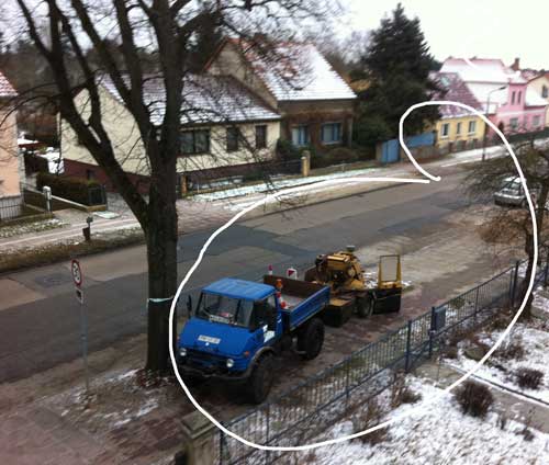 Foto von schwerem Autos an einem Lindenstamm ist zu sehen