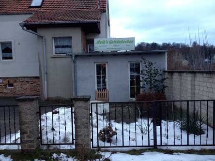 Foto von einem Einfamilienhaus mit umgenutzter Garage - Getränkeshop in der Adolf-Damaschke-Straße.