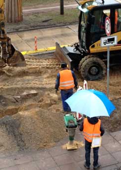 Gutachter auf der Baustelle mit Schirm Foto von Mann mit Schirm auf der Straße - heute