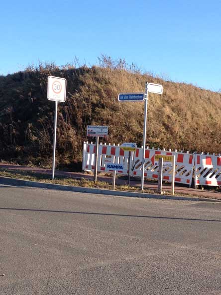 Blick auf das Straßenschild mit dem Namen 