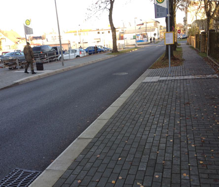 Foto von einer Haltestelle in der Kesselgrundstraße ohne Aufweitung.