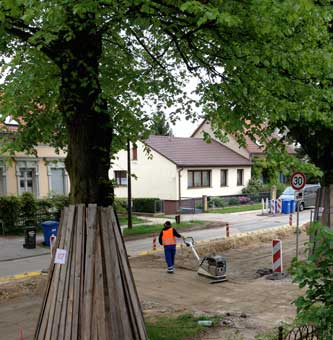 Foto von der Einfahrt mit Arbeiter, der verdichtet. title=