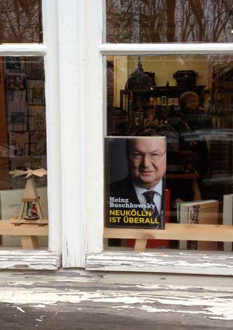 Foto von einem Buch im Schaufenster in Potsdam