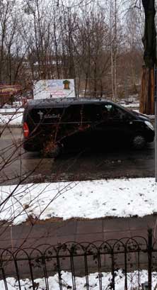Foto von Sargauto der Firma Schallock Foto von einem Leichenauto Schallock auf der Straße ist zu sehen
