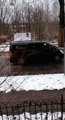 Foto von einem Leichenauto Schallock auf der Straße ist zu sehen