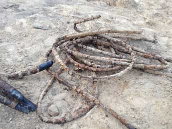 Foto von Kabeln, die im Sand liegen.
