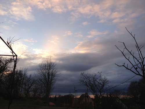 Blick in einen gefärbten Himmel mit Wolken