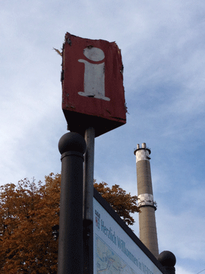 abgeblättertes Infoschild am Bahnhof Werder