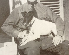 Foto mit Hund Foto von einem Hund in Schwarz-weiß LKW ist zu sehen.
