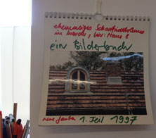 gestern fotografiert - Kalender von 1997 Foto von einem Kalender an der Wand mit einem Foto - gestern nachmittag fotografiert