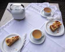 heute draußen Kuchen - Apfel! Foto von einem Tisch, der gedeckt ist mit Porzellan und Kuchenstückchen - heute