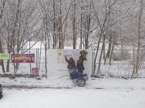 Foto von zwei Mädchen vor einem transparent bei Schnee