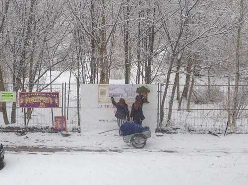 am Karfreitag gesehen Foto von zwei Mädchen vor einem transparent bei Schnee