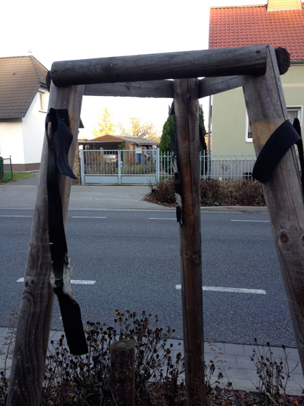 Foto von dem Gestell, womit ein junger Lindenbaum, inzwischen abgesägt, gestützt wurde