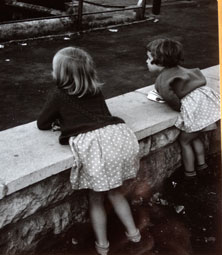 Berlin - Kinder, so um 1955 Foto mit zwei Mädchen ist zu sehen - heute.
