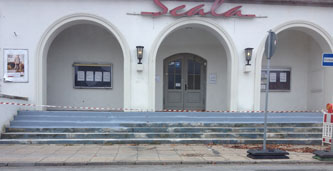 Blick auf Fassade Kino, heute Foto von der Fassade des Kinos mit Eingangsstufen - heute.