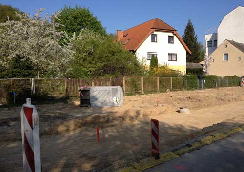 Foto von der Baustellenstraße und ein umgekipptes WC auf der Eisenbahnstraße. title=