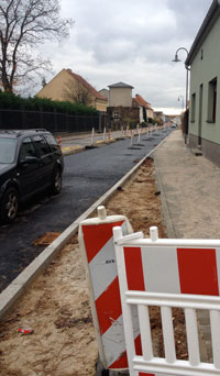 Blick auf neues Beet in der neuen Straße, heute Foto von einem neu angelegten Beet - heute.