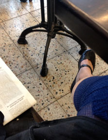 Knie Foto von einem Bein in einem Bistro ist zu sehen.