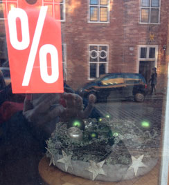 Foto von Adventzskranz heute Foto von Adventkranz im Schaufenster ist zu sehen - heute.
