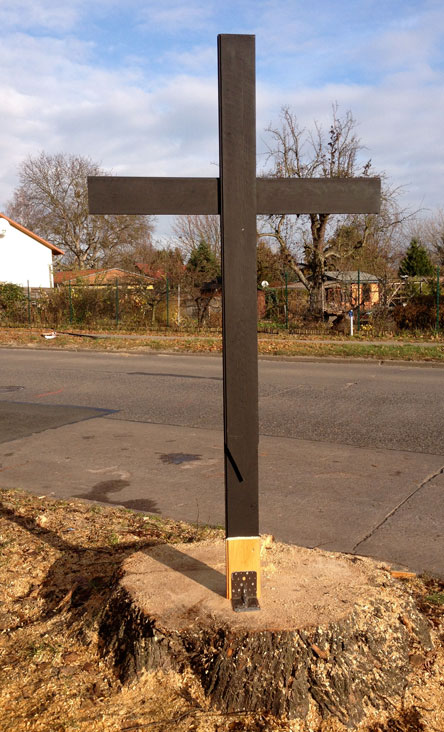 Foto von Baumstumpf mit Holzkreuz  in der Eisenbahnstraße.