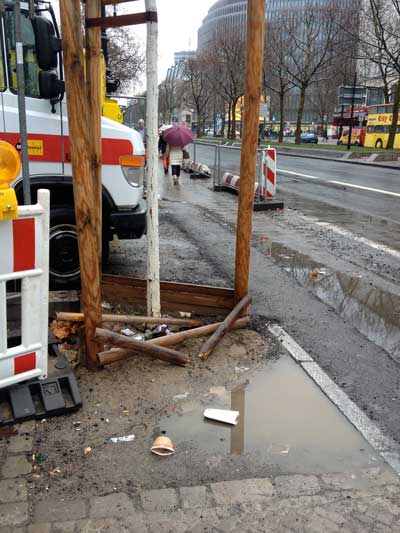 Foto von einem Baum, der zugemüllt ist