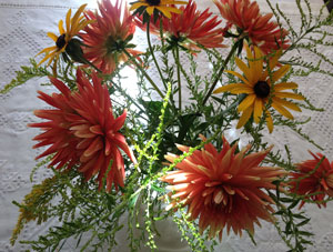 Foto von dem Blumenstrauß - Dahlien - ist zu sehen.