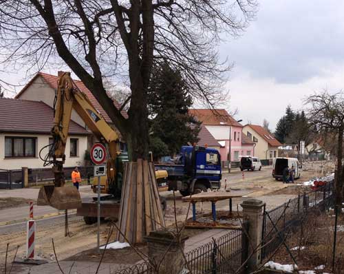 Bagger vor Linde 107 heute aktuelles Foto von der Linde 107 und Bagger - Baustelle Eisenbahnstraße