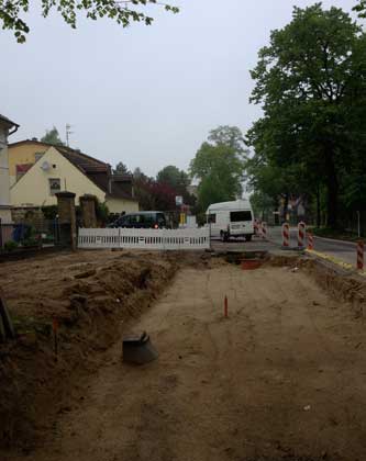 Foto von der Baustellenstraße nach links von unserem Haustor Richtung Bahnhof.title=