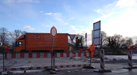 Foto von einem großen LKW, der Straßenschilder ablädt, heute gesehen.