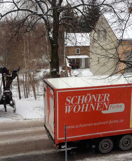 Foto von großem LKW vor einem Lindenstamm ist zu sehen