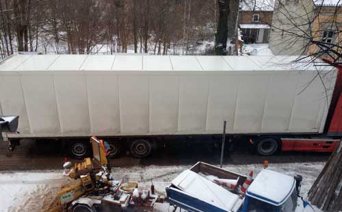 Foto von großem LKW vor einem Lindenstamm ist zu sehen