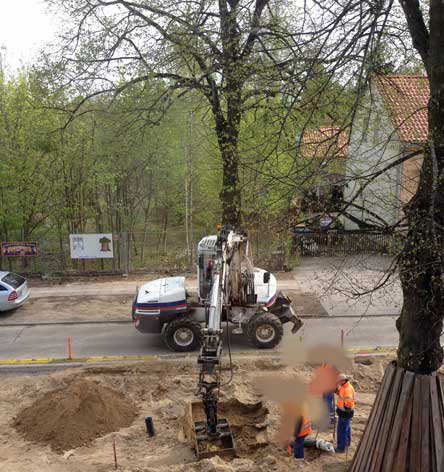 heute früh wird wieder ein Loch gebaggert vor unserem Haus! Foto: vor unserem Haus Nr. 133 wird genau dort, wo die Schmutzwasserleitung zur Sammelleitung liegt, ein großes Loch gebaggert - heute früh