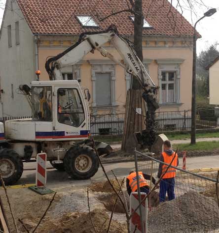 heute früh vor der Einfahrt Foto von einem Bagger, der ein Loch aushebt.