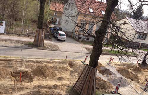 heute Nachmittag die Straße hier vor der Tür Foto von einer aufgewühlten Erde.