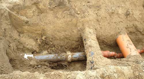 unsere Abwasserleitung kreuzt die gerade neu verlegte Regenwasserleitung Foto: unsere Abwasserleitung heute
